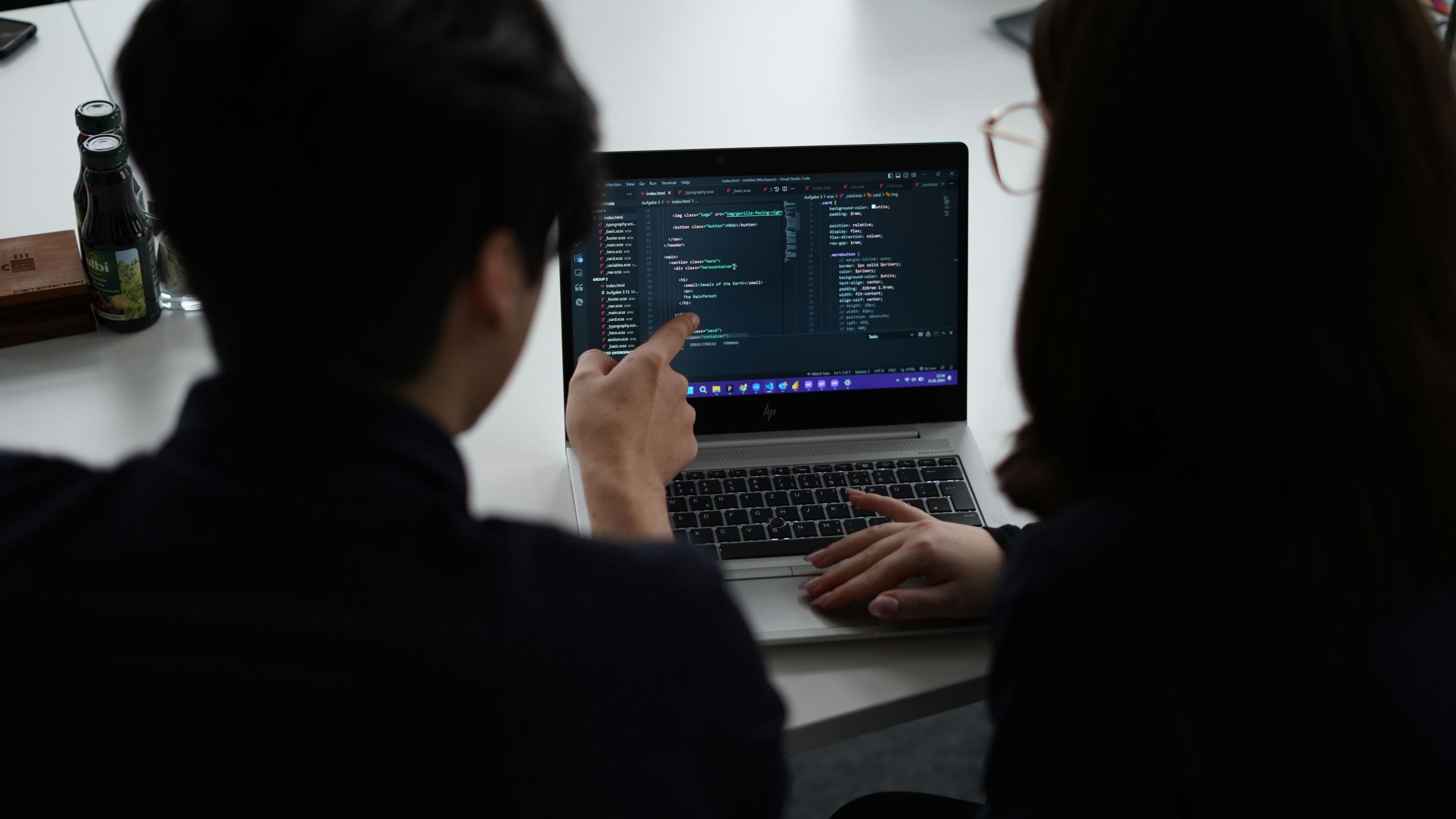 Menschen, die ein Power BI Dashboard umsetzen